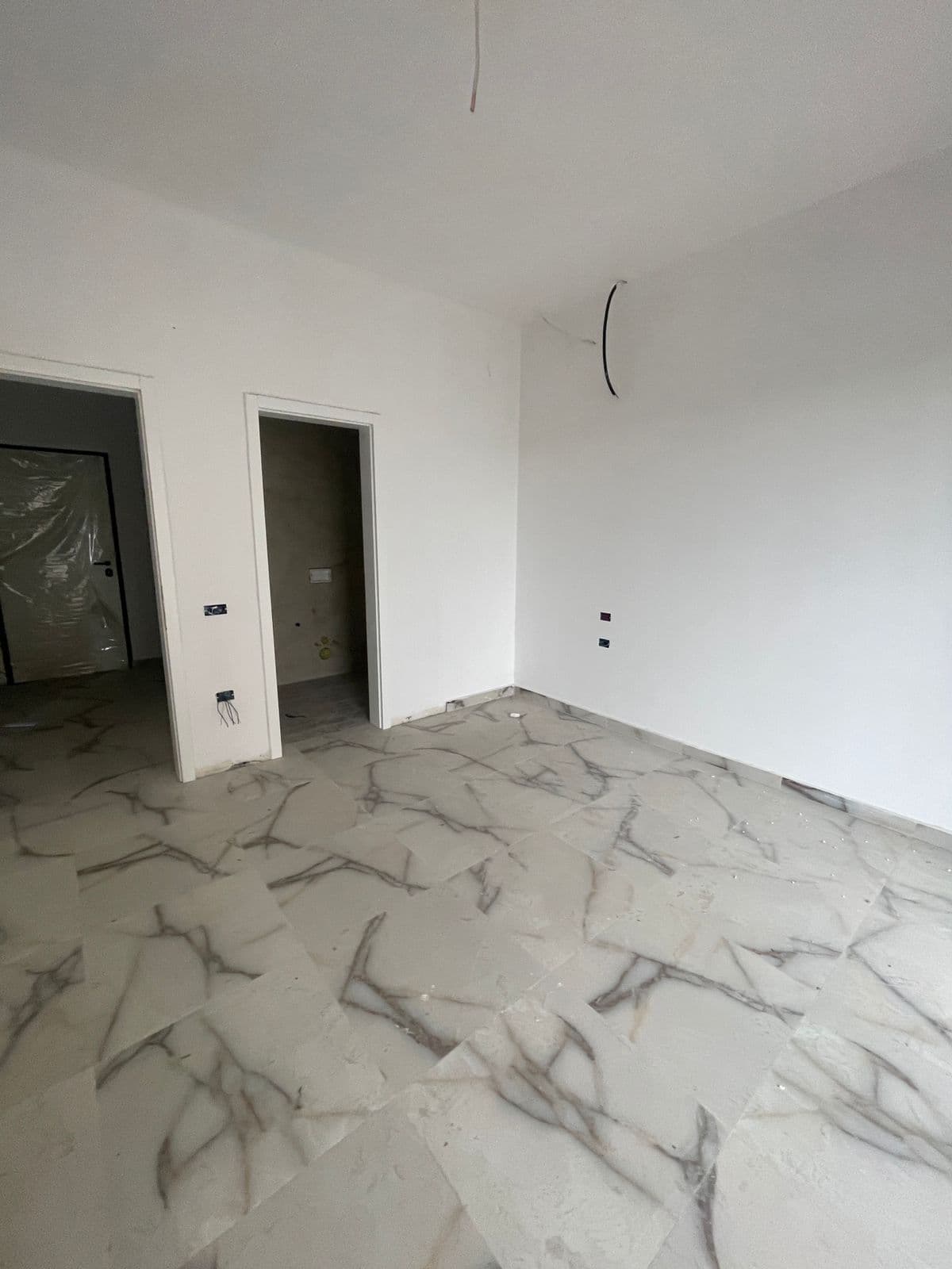 Shitet apartament 2+1+2 + post parkimi tek Liqeni Thate 3
