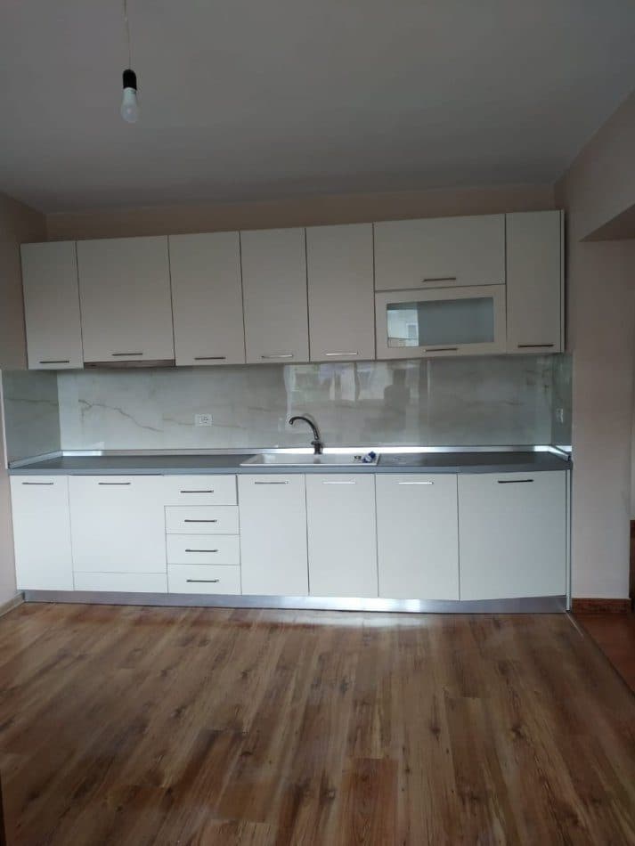 Jepet ambient per zyra te 21 Dhjetori Rruga Muahmet Gjollesha 4