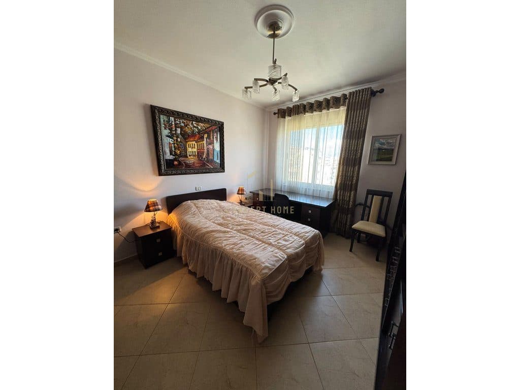 Jepet me qera apartament 3+1 tek Komuna e Parisit 2