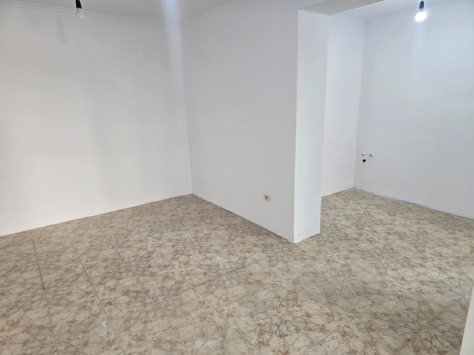 Shiten 2 Ambjente te ndara ne Dyqan dhe Garsoniere tek rruga e Kavajes, Tiranë - 195,000€ | 64 m² 3