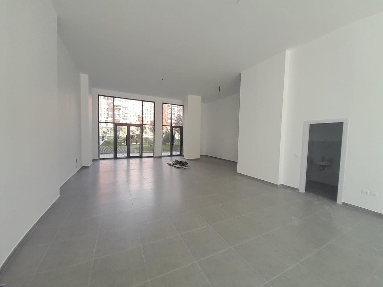 Pronë Komerciale Me Qira në Oxhaku, Tiranë - 2000€ | 131 m²