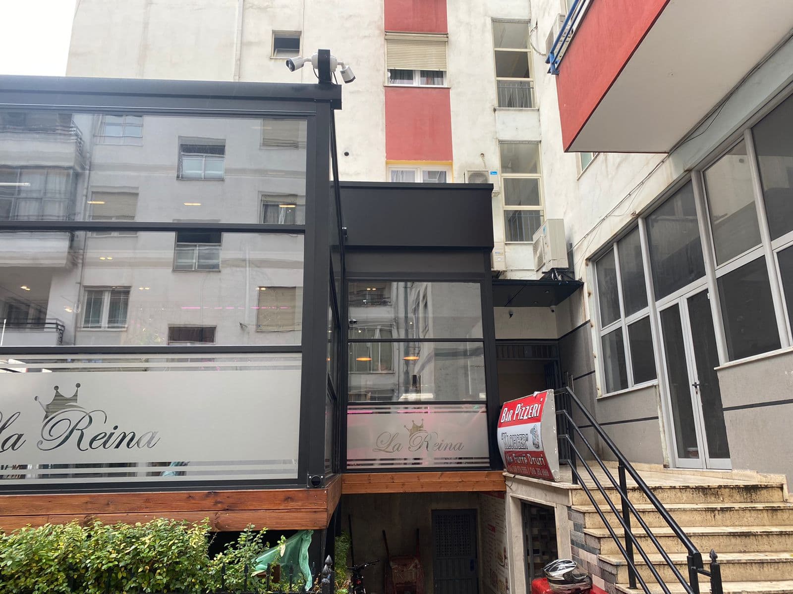 Shitet Super Bar Kafe tek Pallatet e Verdha Kthesa Kamzes