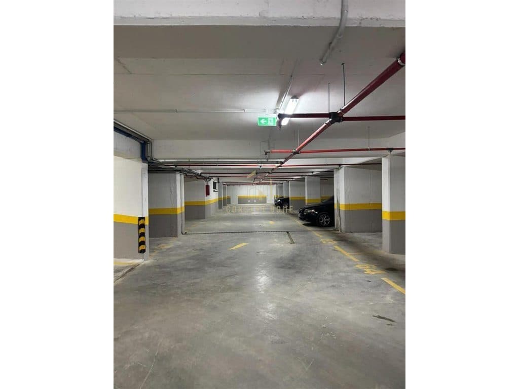 Shiten 6 poste Parkimi tek Shkolla e Kuqe
