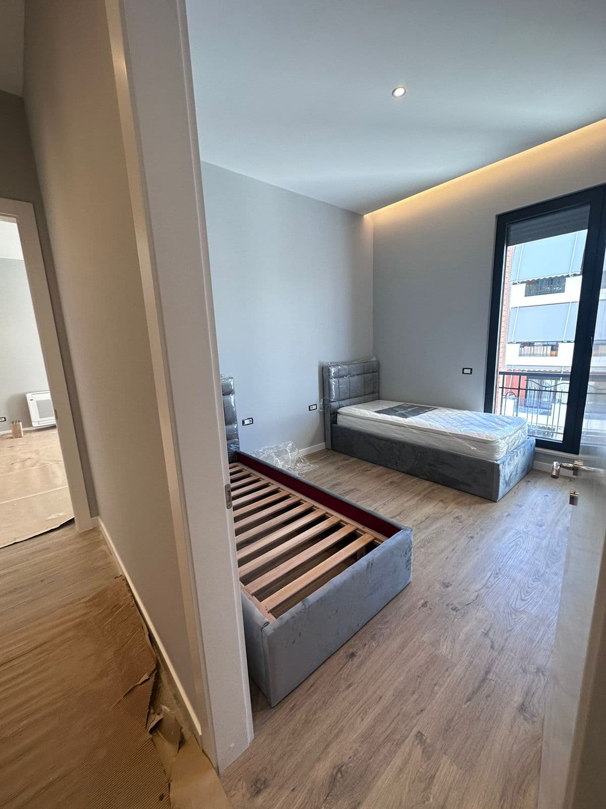 Jepet me qera Apartament 2+1+2+ parkim tek Kompleksi Delijorgj-1300 eur 4