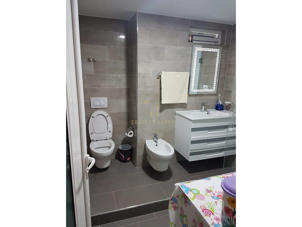 Jepet me qera Duplex 2+1 Tek Rruga e Durresit 2