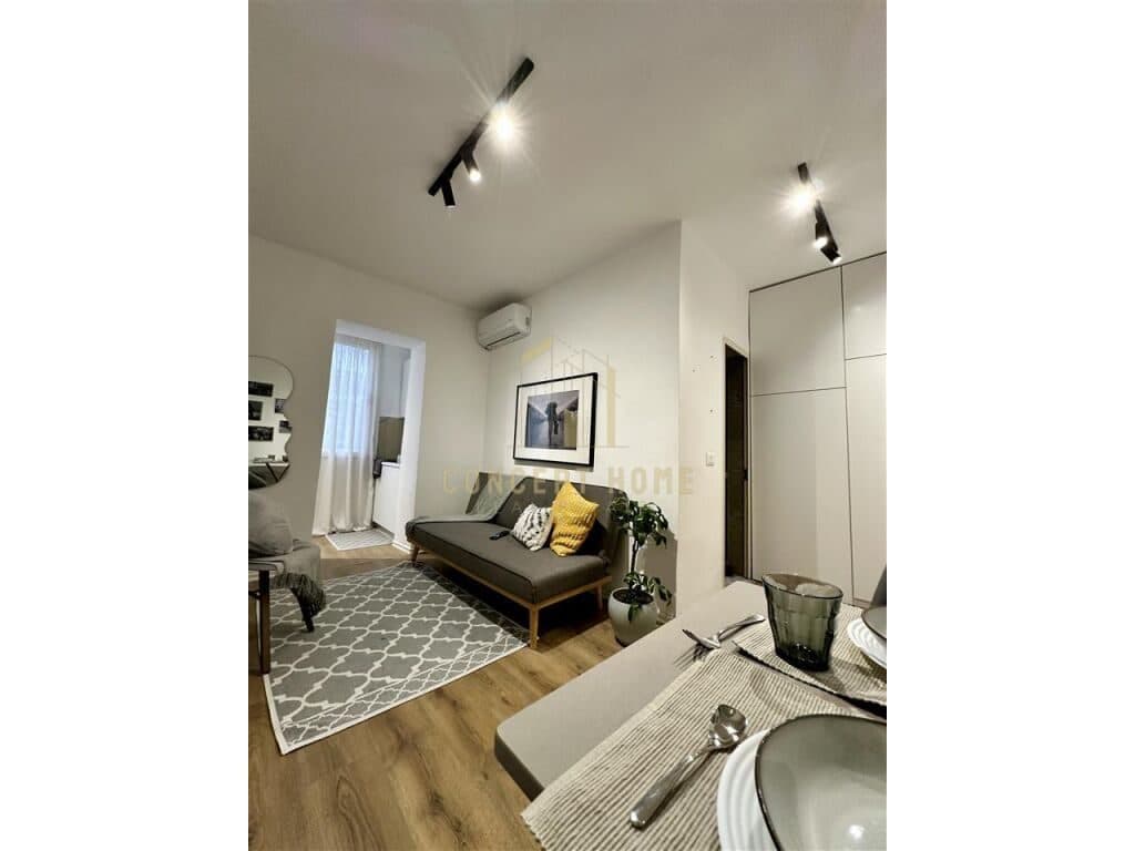 Jepet me qera super apartament 1+1 tek Komuna e Parisit