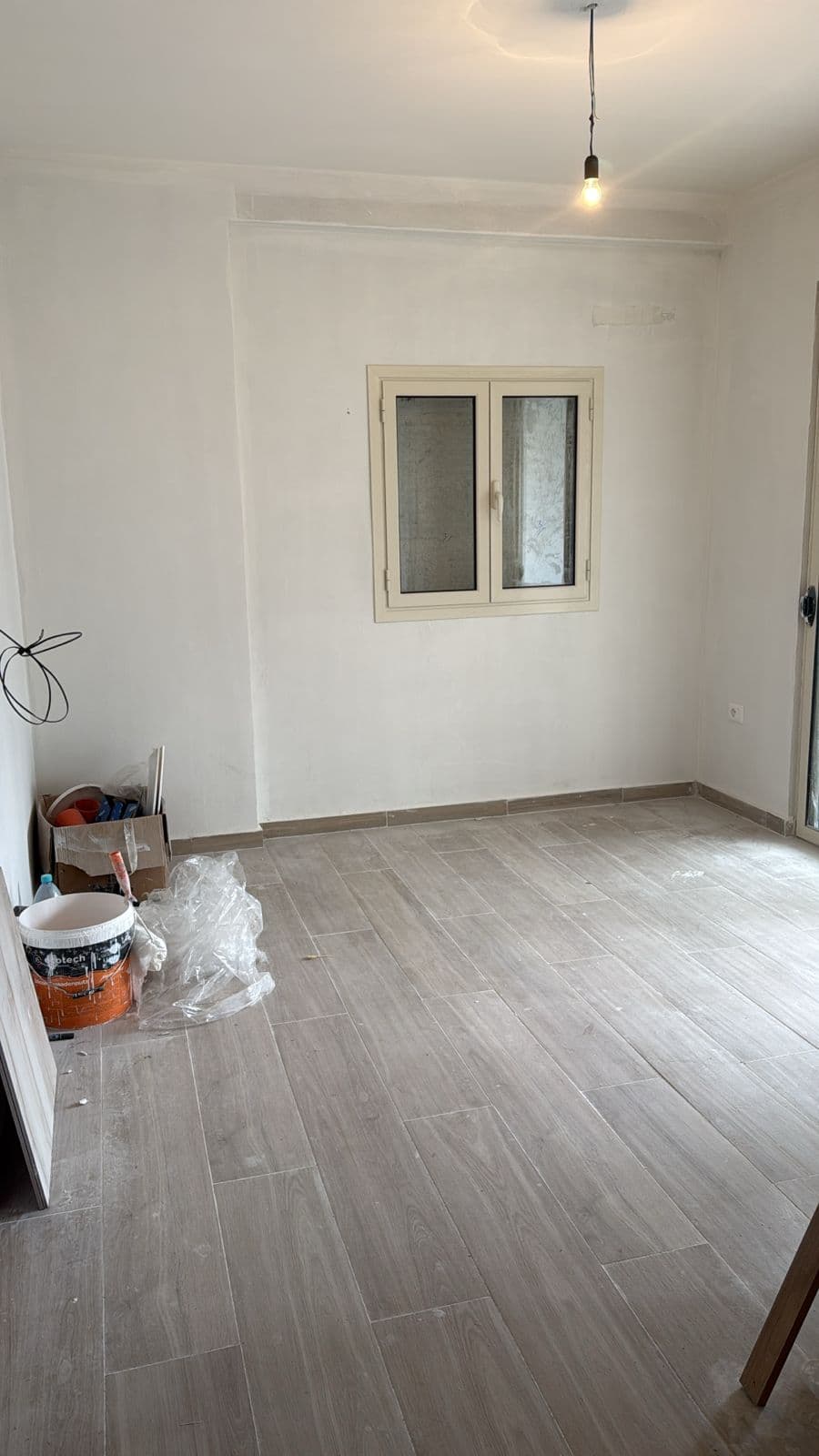 Shitet apartament 2+1 i pa mobiluar ne Fresk 3