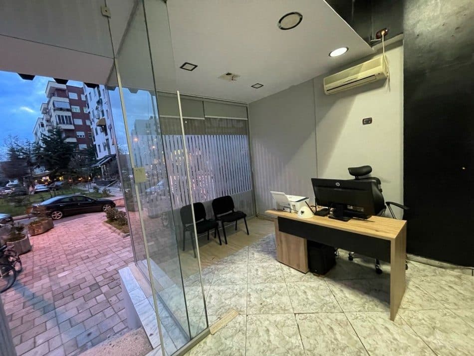 Jepet ambient me qera Te Rruga 5 Maj / 300 Euro 2