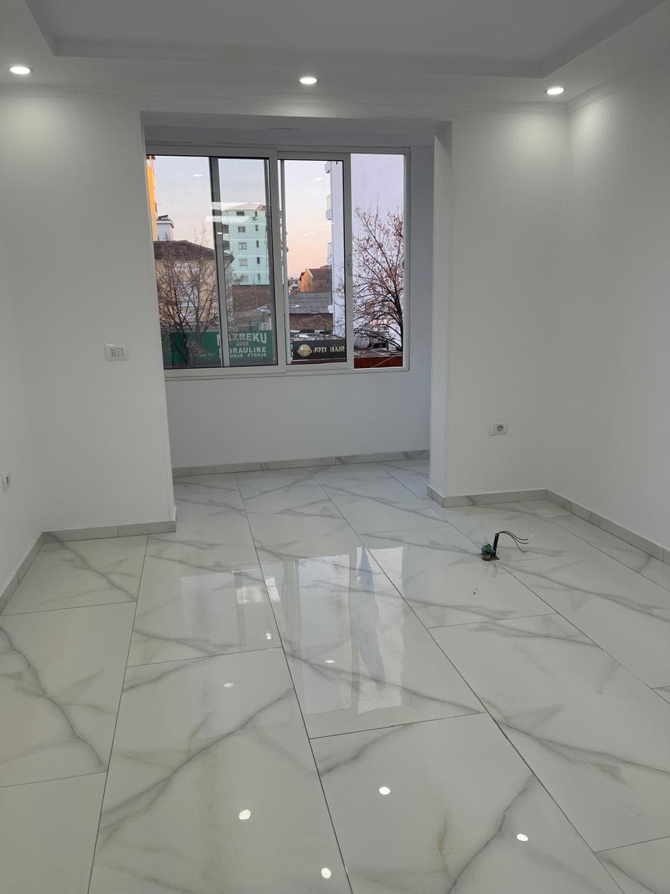 Shitet Apartament 1+1 tek Farmacia 10
