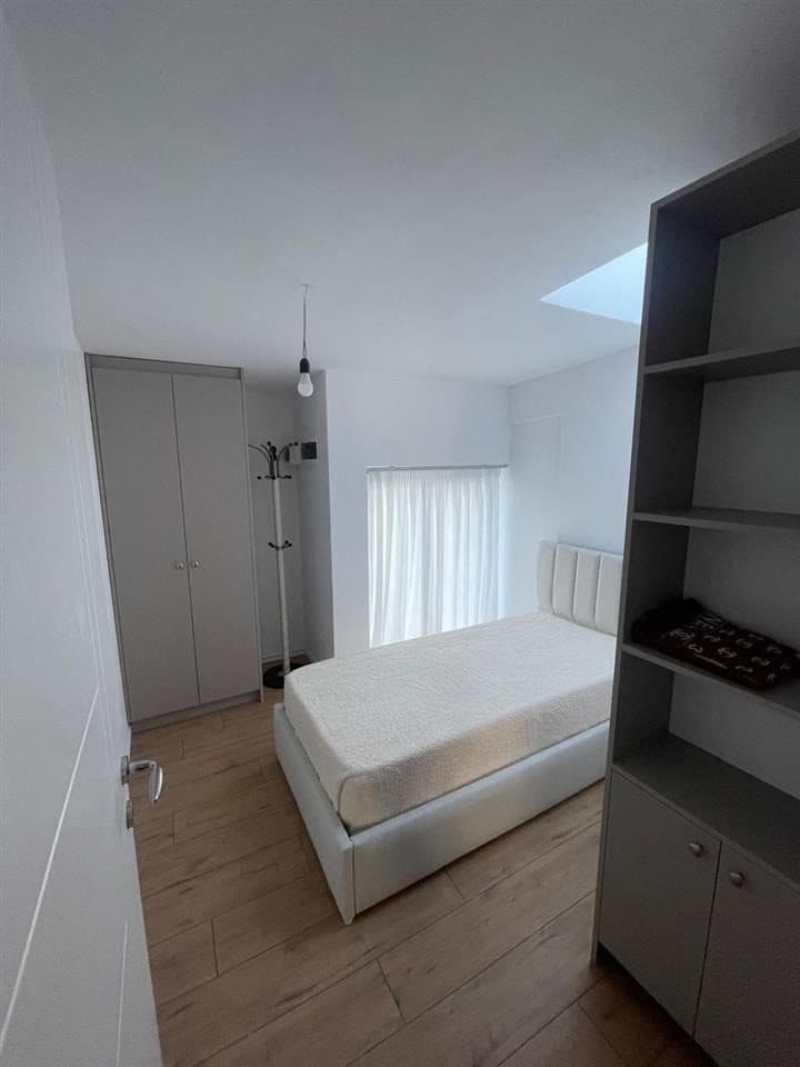 Jepet me qera apartament 2+1 Ne Kombinat/Cmimi: 350 Euro 2