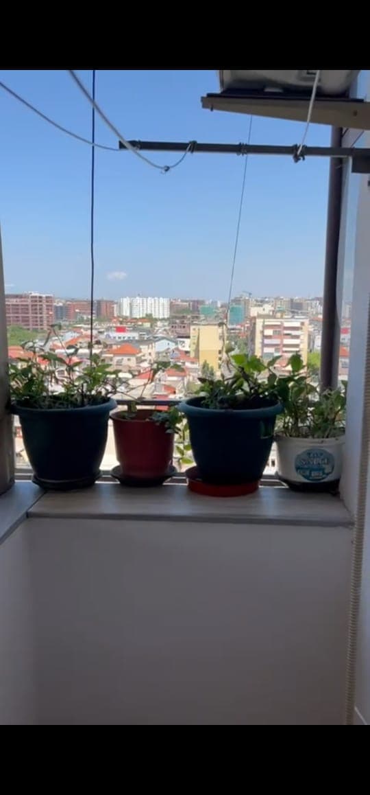 Shitet apartament 3+1+2+3 tek Rruga e Kavajes