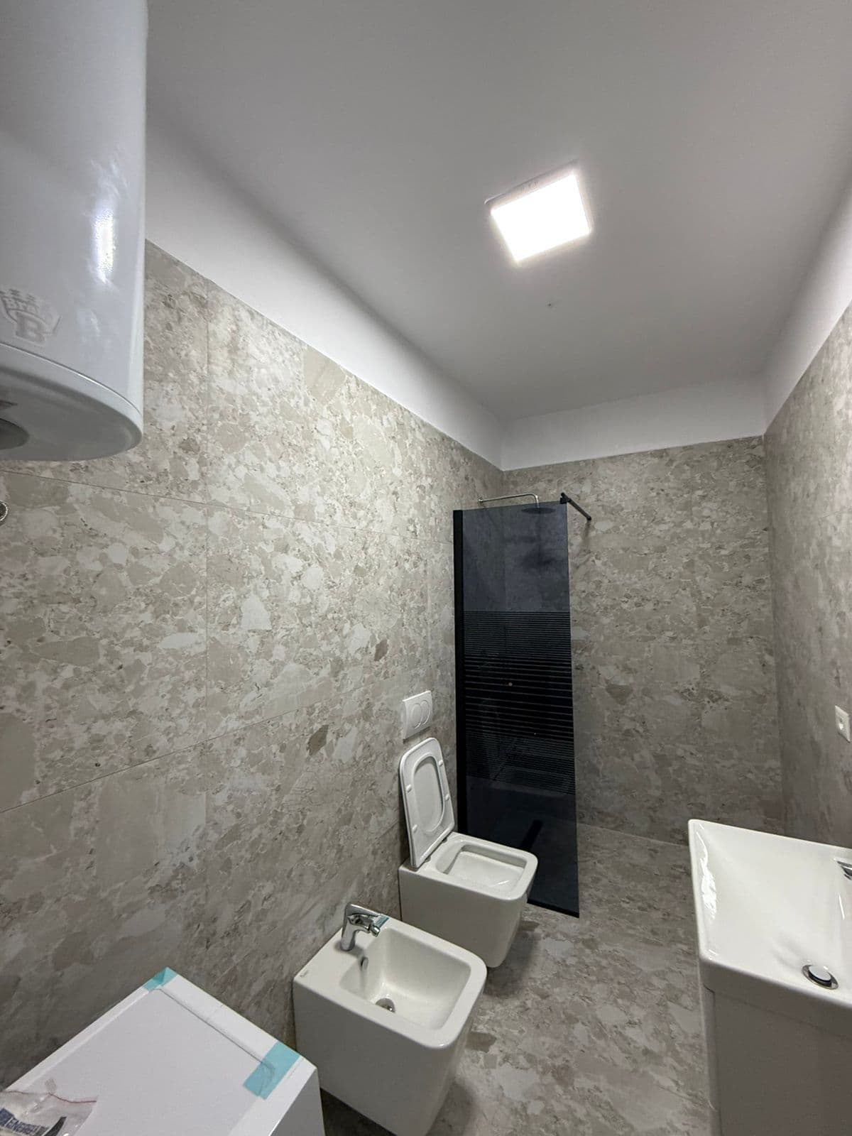 Shitet Apartament 1+1+ depo +parkimi te Shkembi kavajes