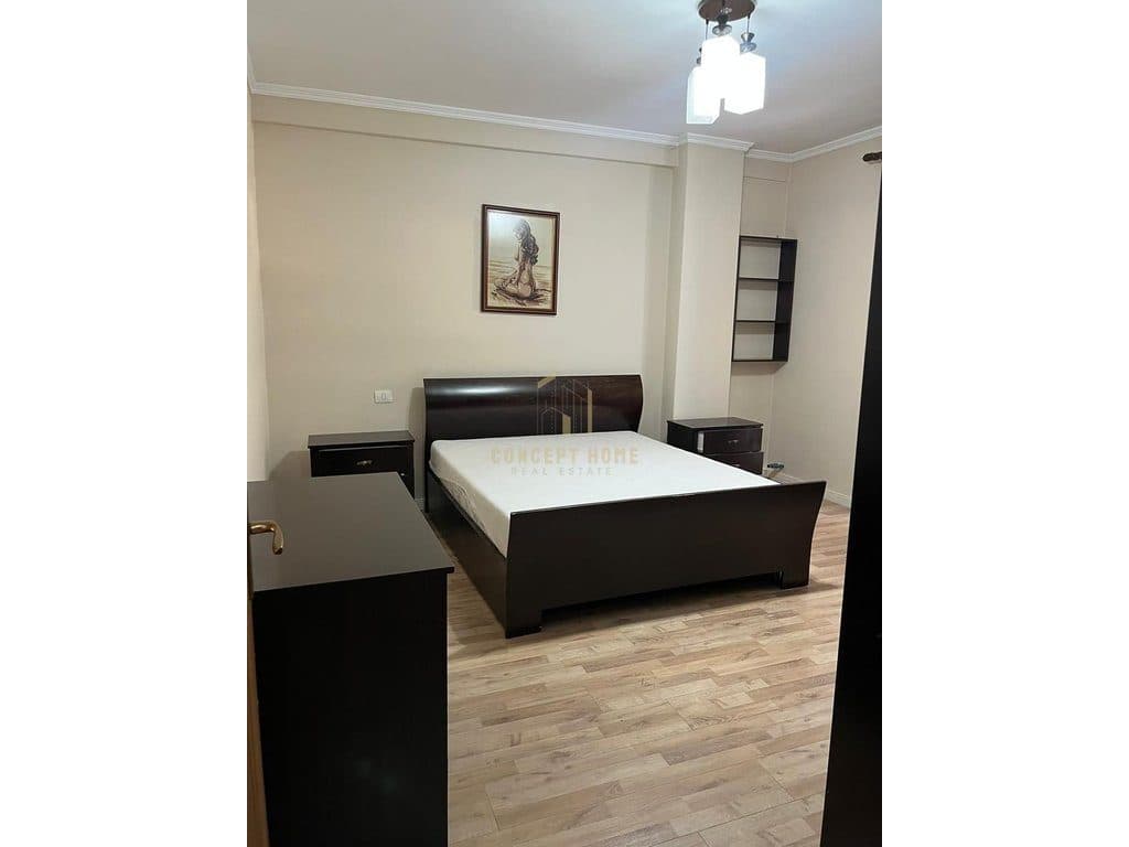 Jepet me qera apartament 2+1 tek Komuna e Parisit 4