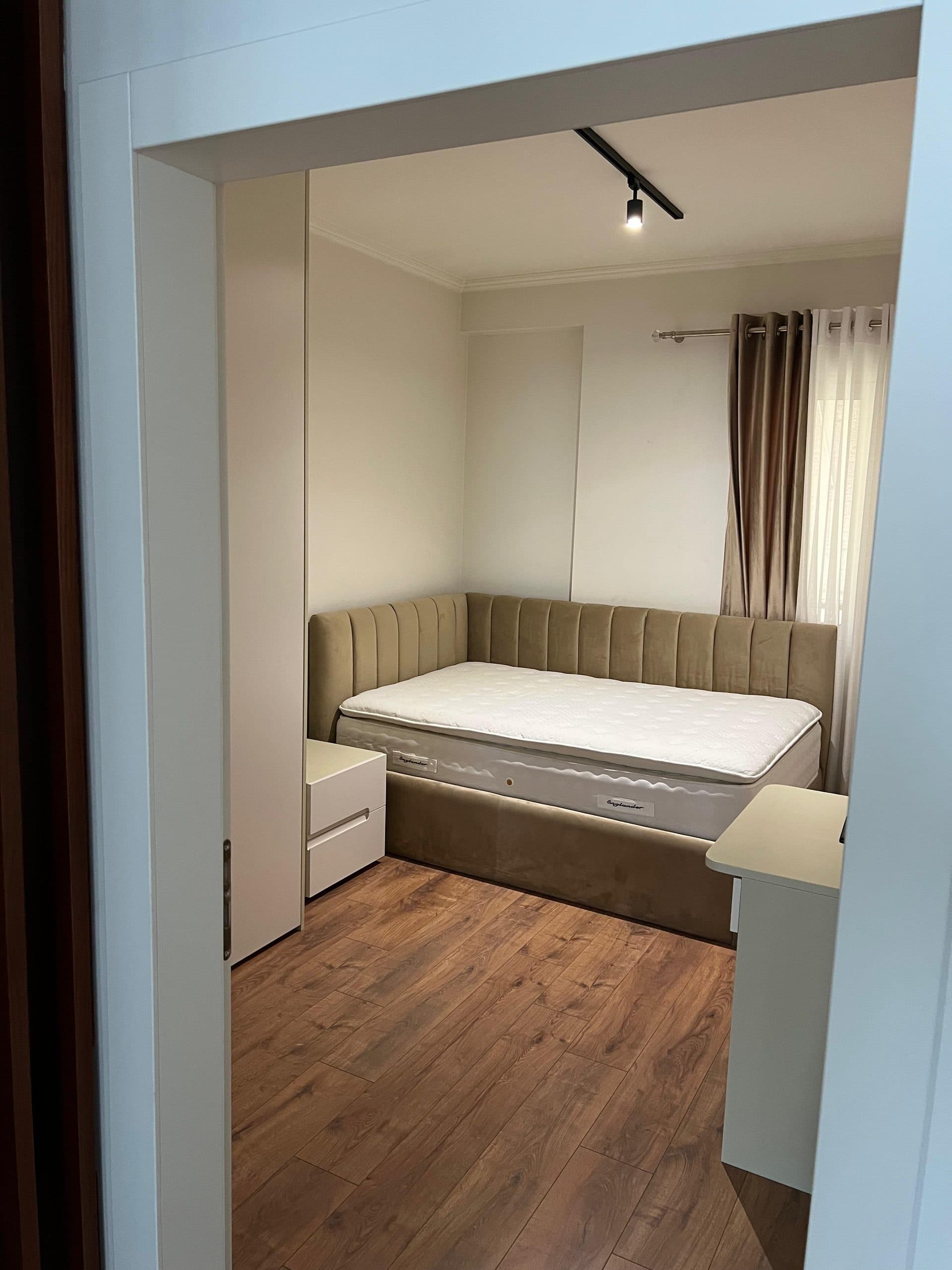 Jepet me qera apartment 2+1+2 tek Komuna Parisit 4