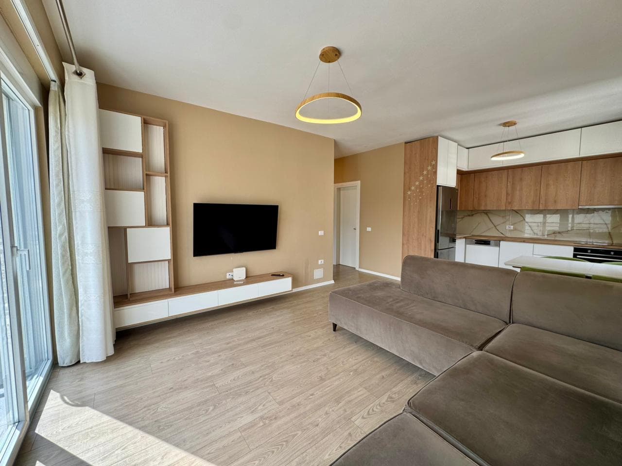 Shitet apartament 2+1+2 tek Kompelksi FZ, Liqeni i Thate 3