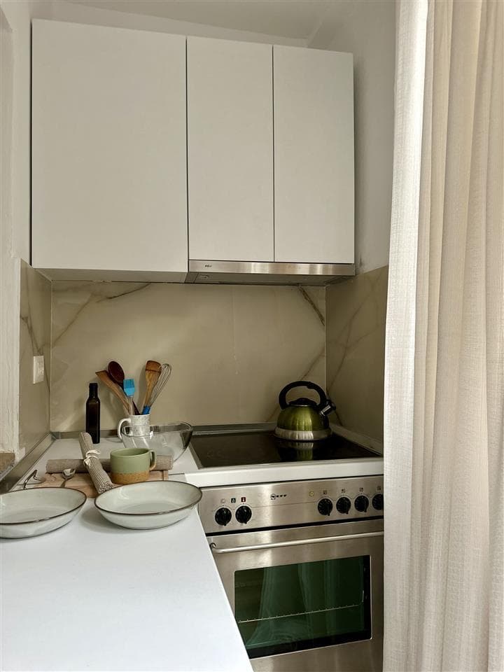 Jepet me qera super apartament 1+1 tek Komuna e Parisit 4