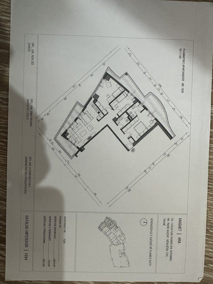 Shitet apartament 3+1+Post Parkimi te 21 Djetori