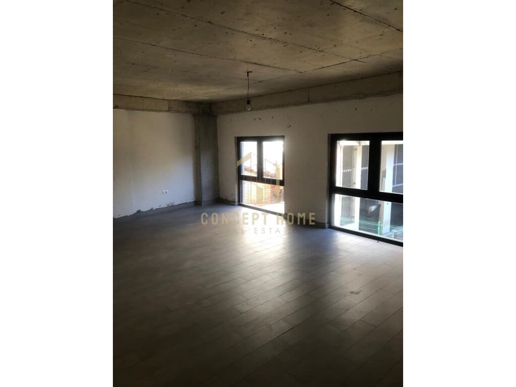 Jepet ambjent biznesi me qera tek Pazari Ri-800 euro/muaji 4