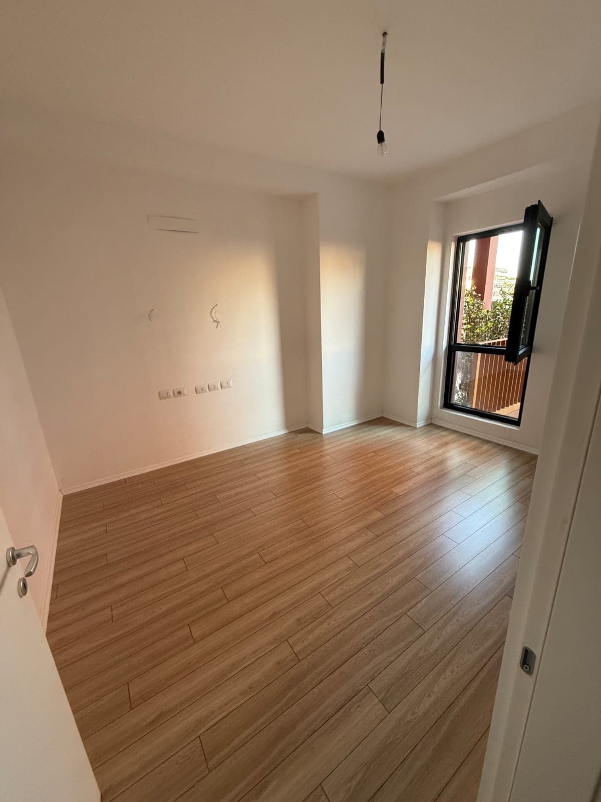 Jepet me qera ambient per zyre tek Rruga e Kavajes 2