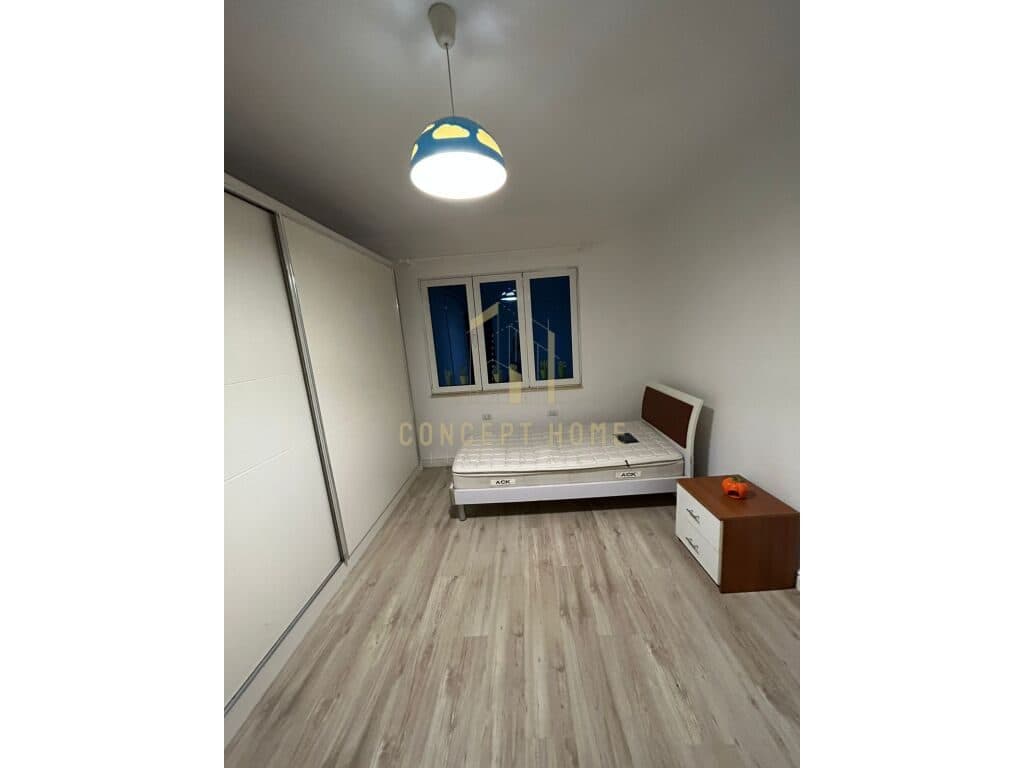 Jepet me qera Apartament 3+1+2+verande ne Yzberisht 43,000 leke/muaji 3