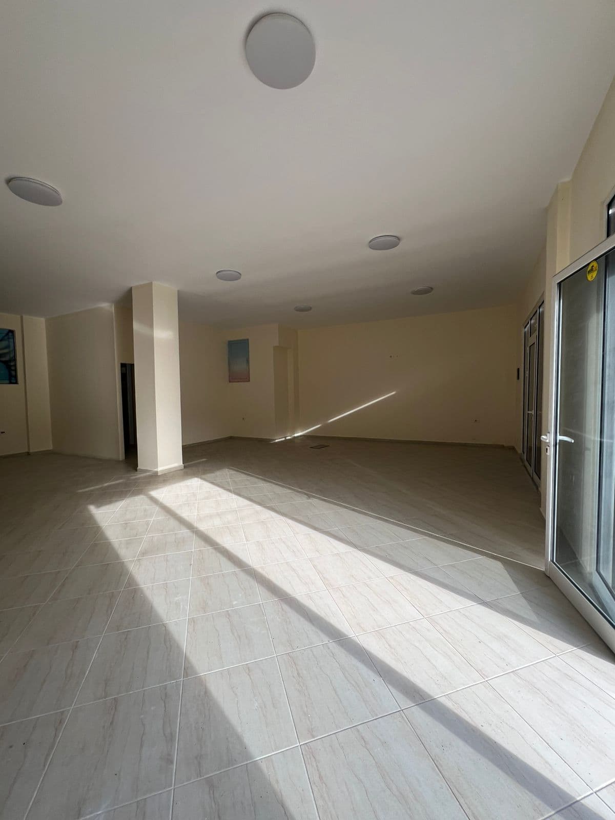 Dyqan To Rent në Komuna e Parisit, Tirana - 1000€ | 130 m² 2