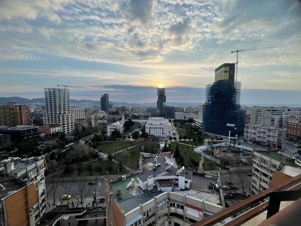 Jepet apartament me qera 2+2+2 ne qender