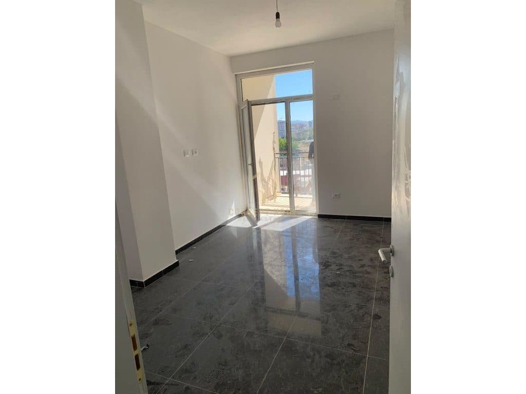 Jepet me qera apartament 1+1 tek Bulevardi i ri 3