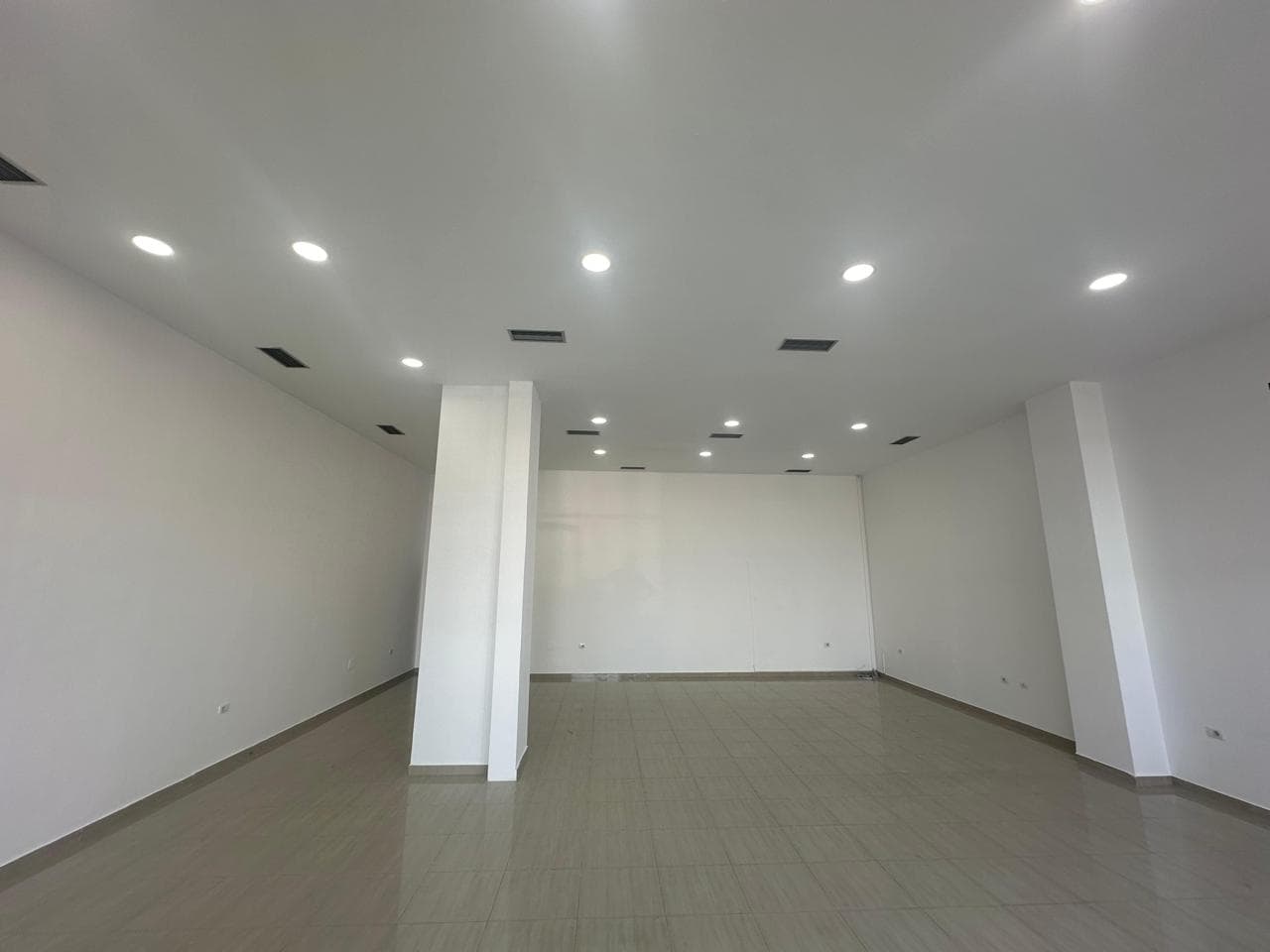 Pronë Komerciale me Qira në Kthesa e Kamzës, Tiranë - 1500€ | 106 m²