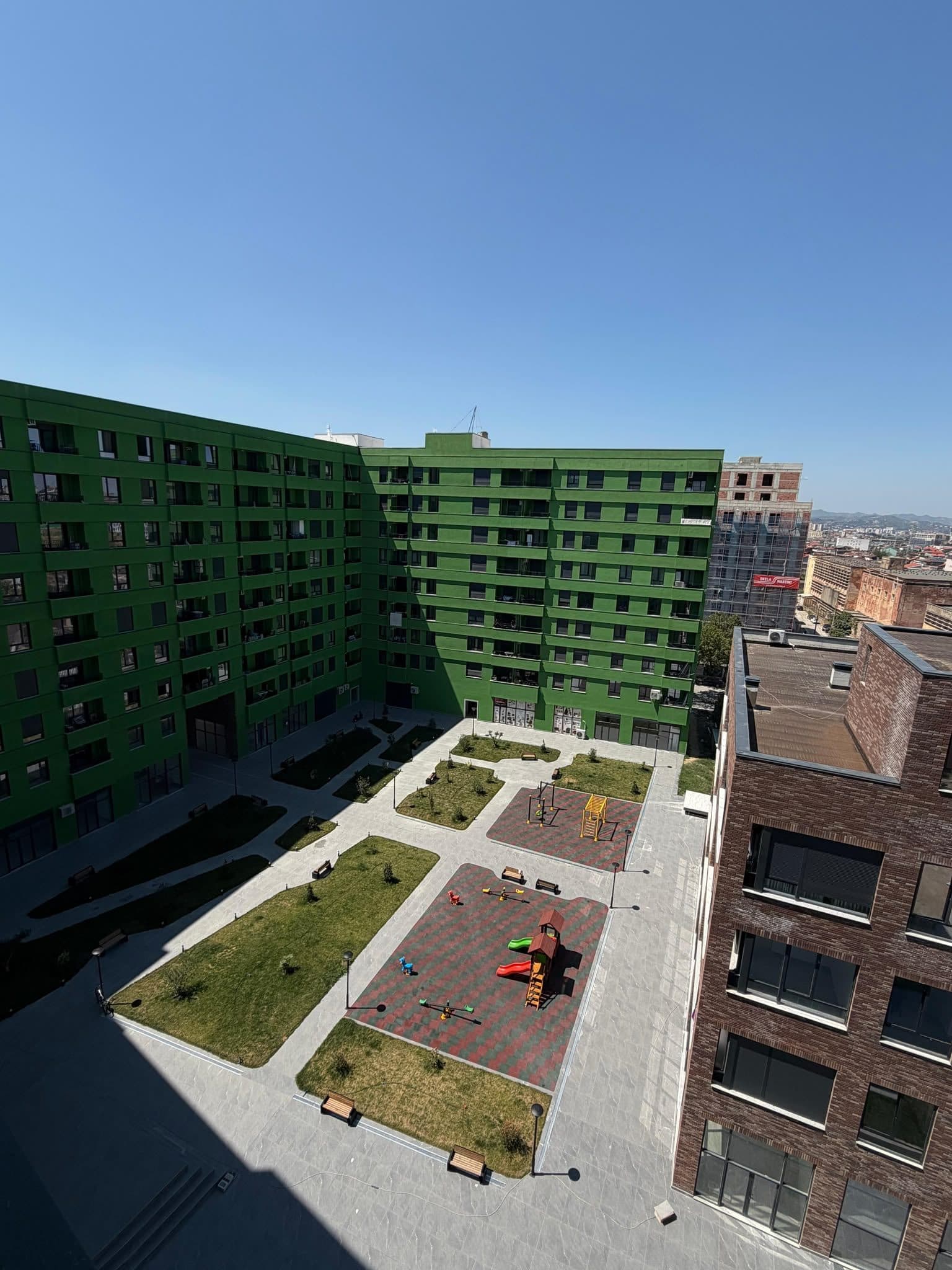 Jepet me qera Apartament 3+1+2 ne 5 Maj 3