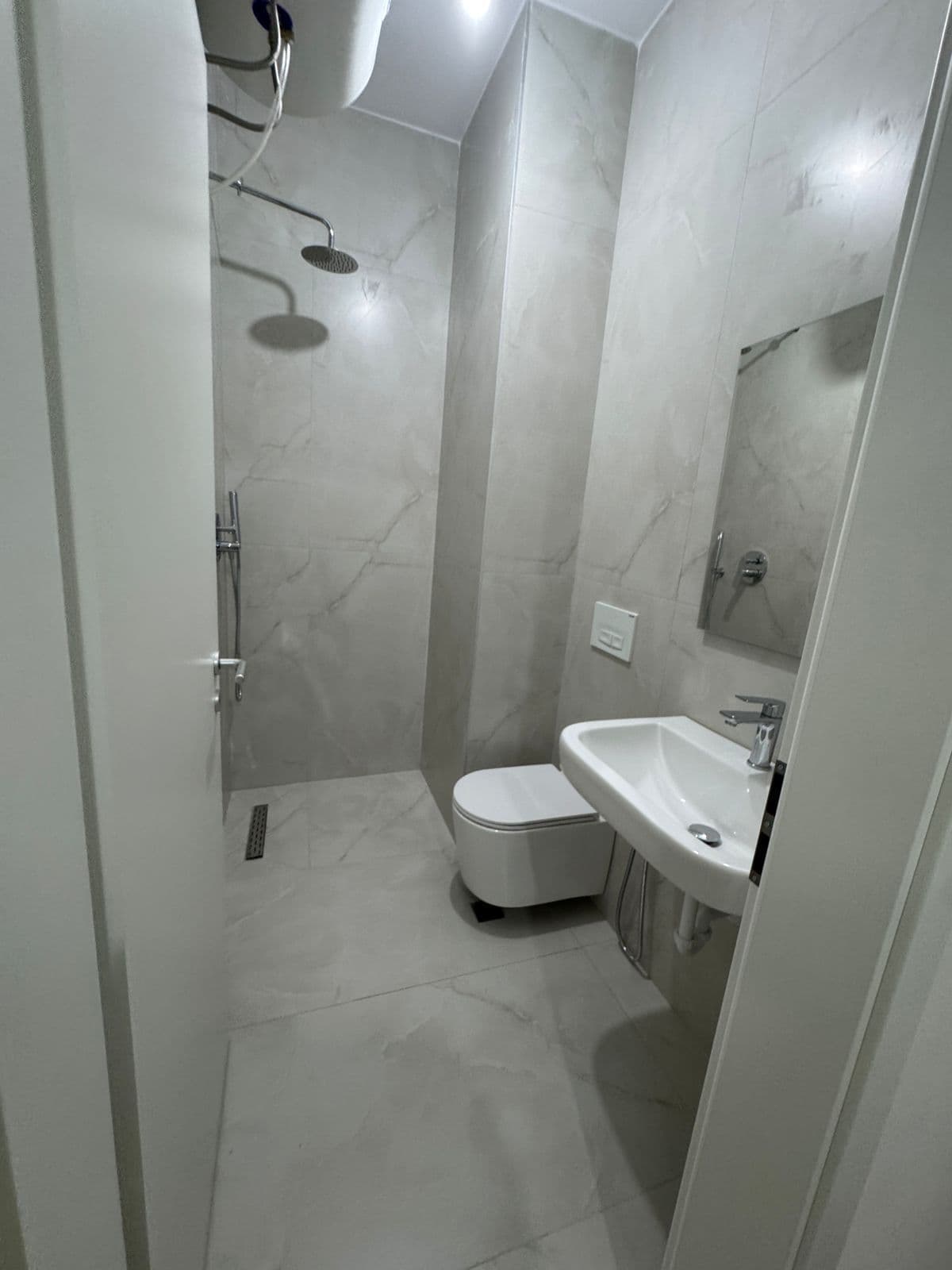 Jepet me qera Apartamenti 1+1 ne Ali Dem. 4