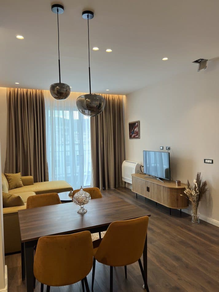 Jepet me qera apartament 2+1+2 tek Komuna e Parisit
