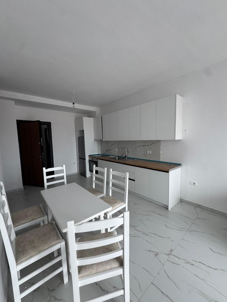 Jepet me qera Apartament 2+1 ne Bathore 2