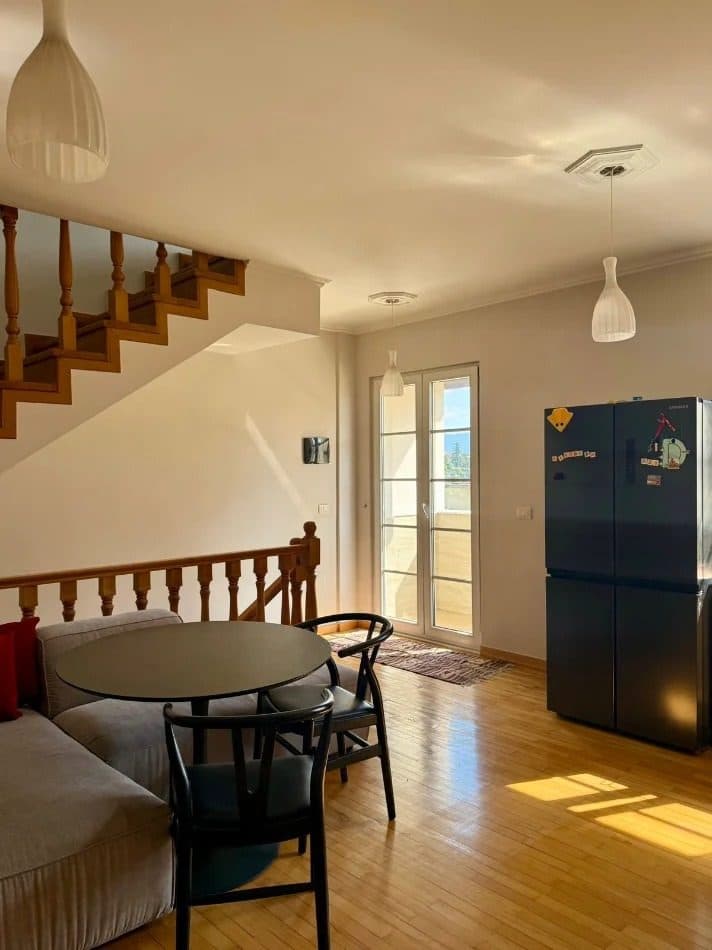 Jepet me qera apartament triplex ne Sauk. 3