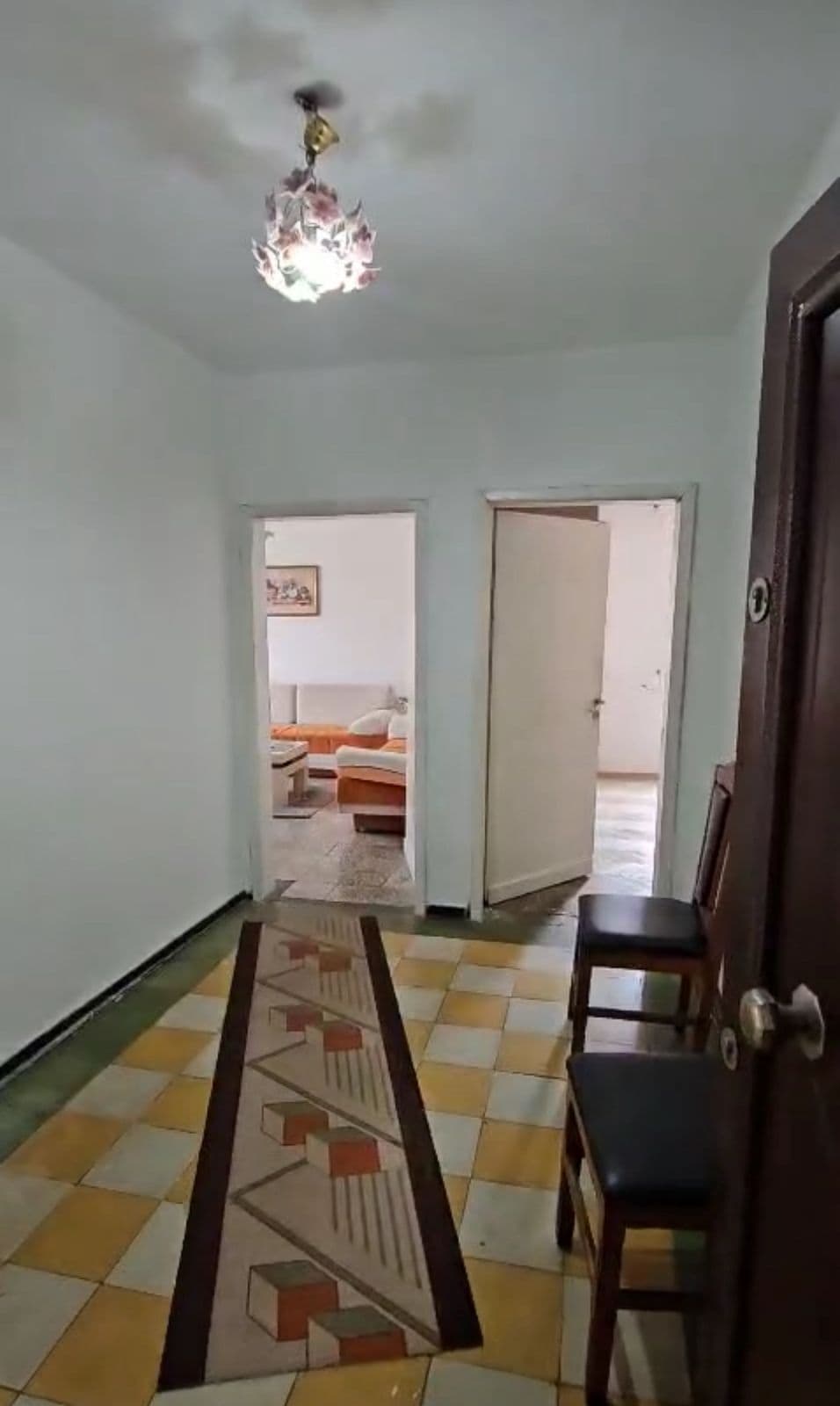 Shitet Apartament 1+1 Tek Pazari i Ri 2