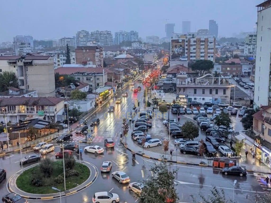 Shitet Njesi Biznesi ne Komune Parisit