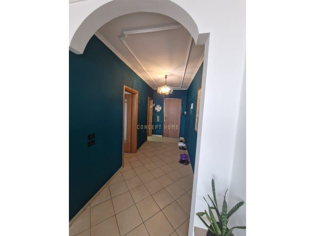 Shitet apartament 3+1+2+3 Perball Delijorgjit/Rr.Kavajes