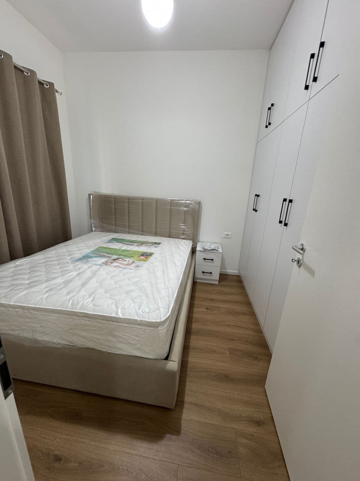 Jepet me qera Apartamenti 1+1 ne Ali Dem. 3