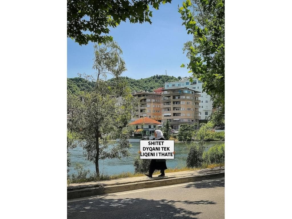 Shitet dyqan tek Liqeni i Thate