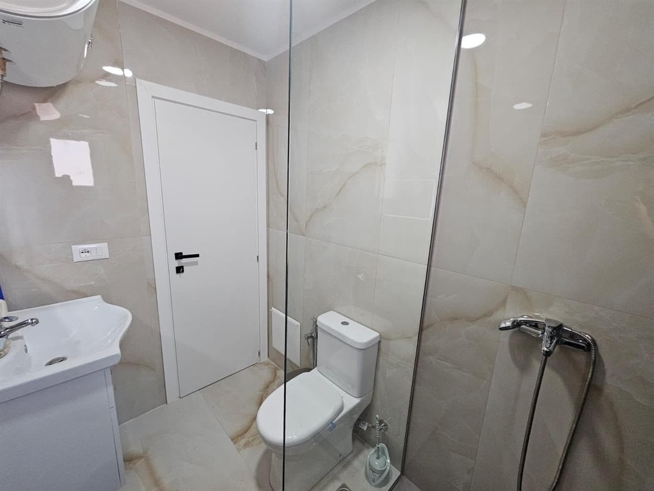 Jepet me qera apartament 1+1 tek Rruga Kongresi i Manastirit / 530 Euro(i diskutueshem) 4