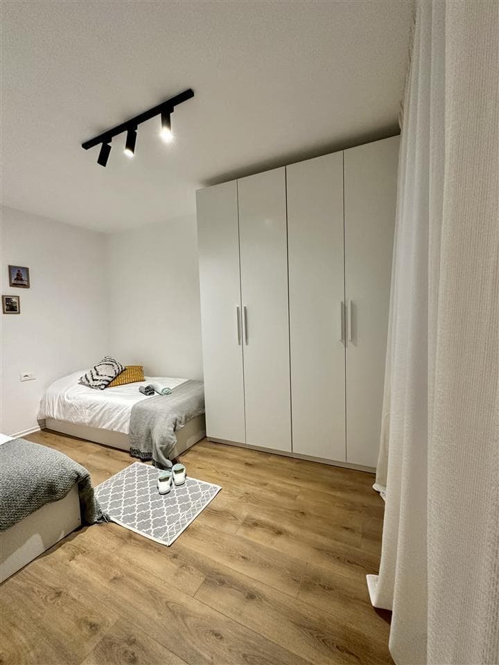 Jepet me qera super apartament 1+1 tek Komuna e Parisit 3