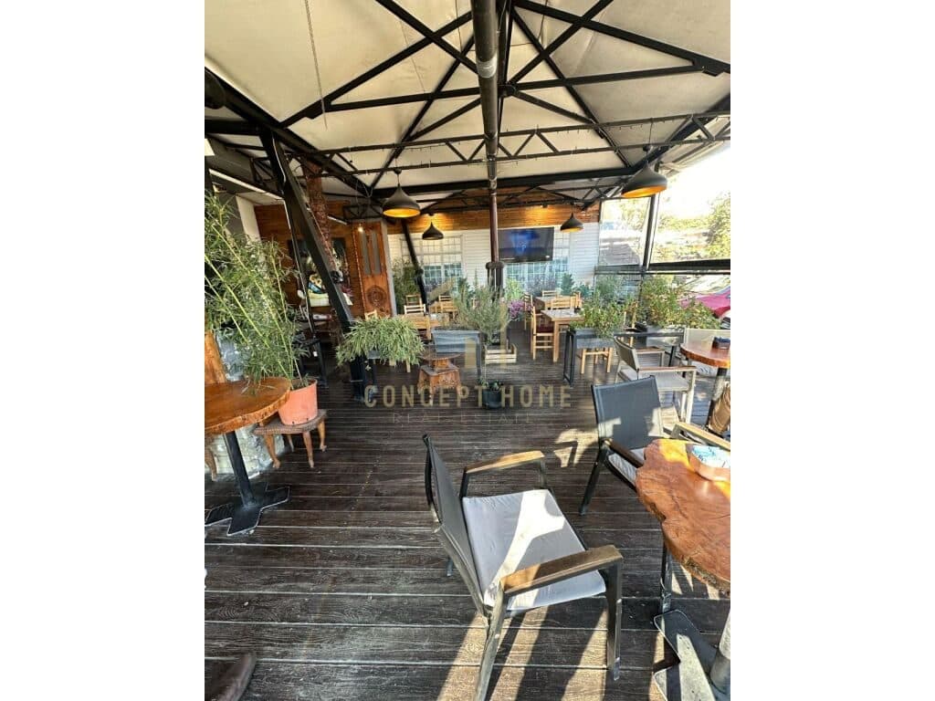 Ambjent i pershtatshem per Restorant ,Kopshti Zologjik!!