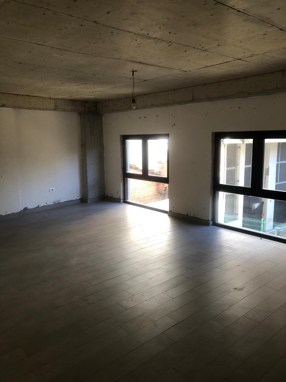 Jepet ambjent biznesi me qera tek Pazari Ri-800 euro/muaji 4