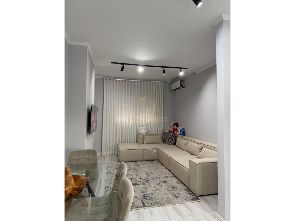 Shitet apartament 1+1 tek