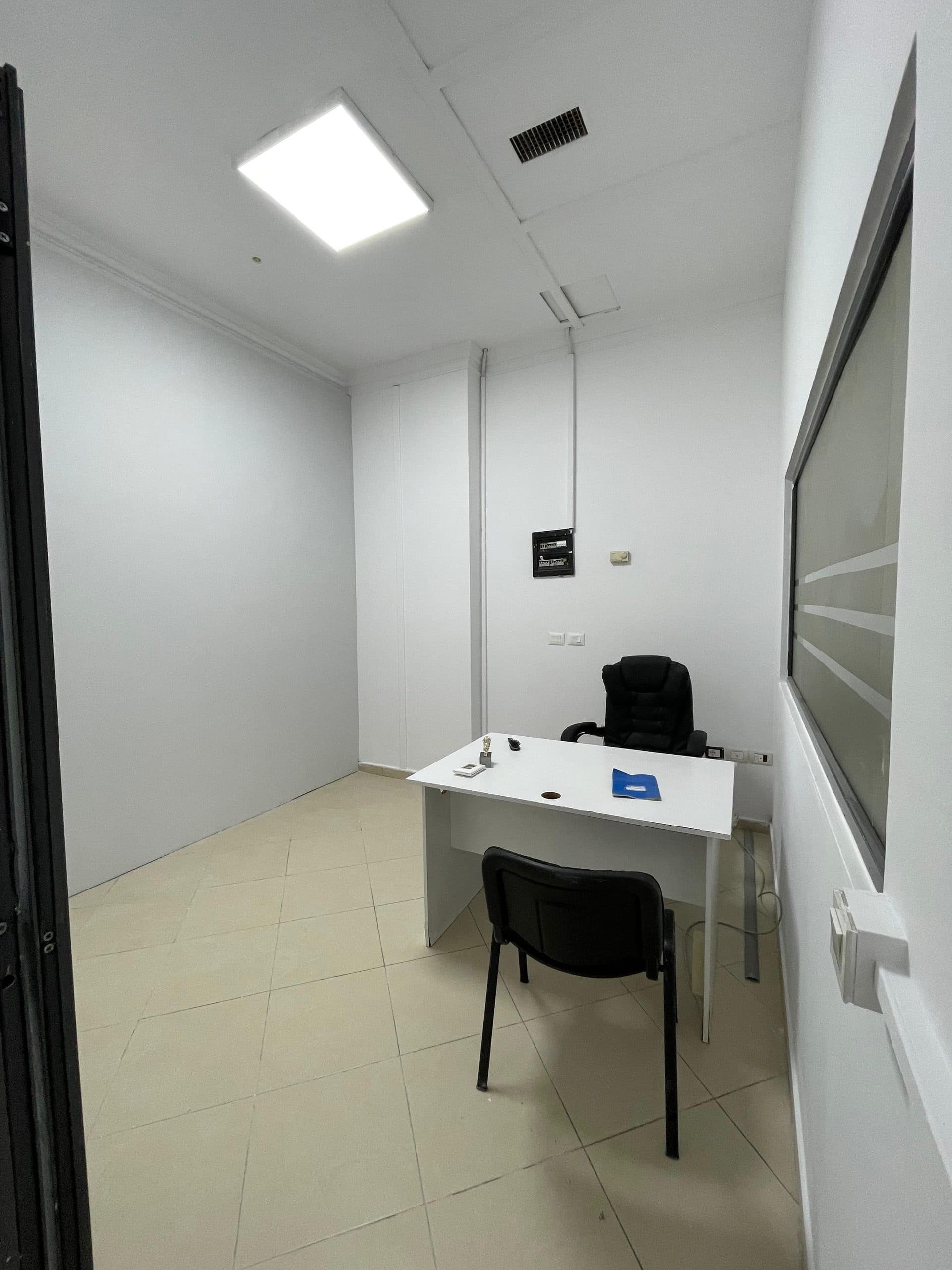 Jepet ambient biznesi me qera tek Condor Center. 4