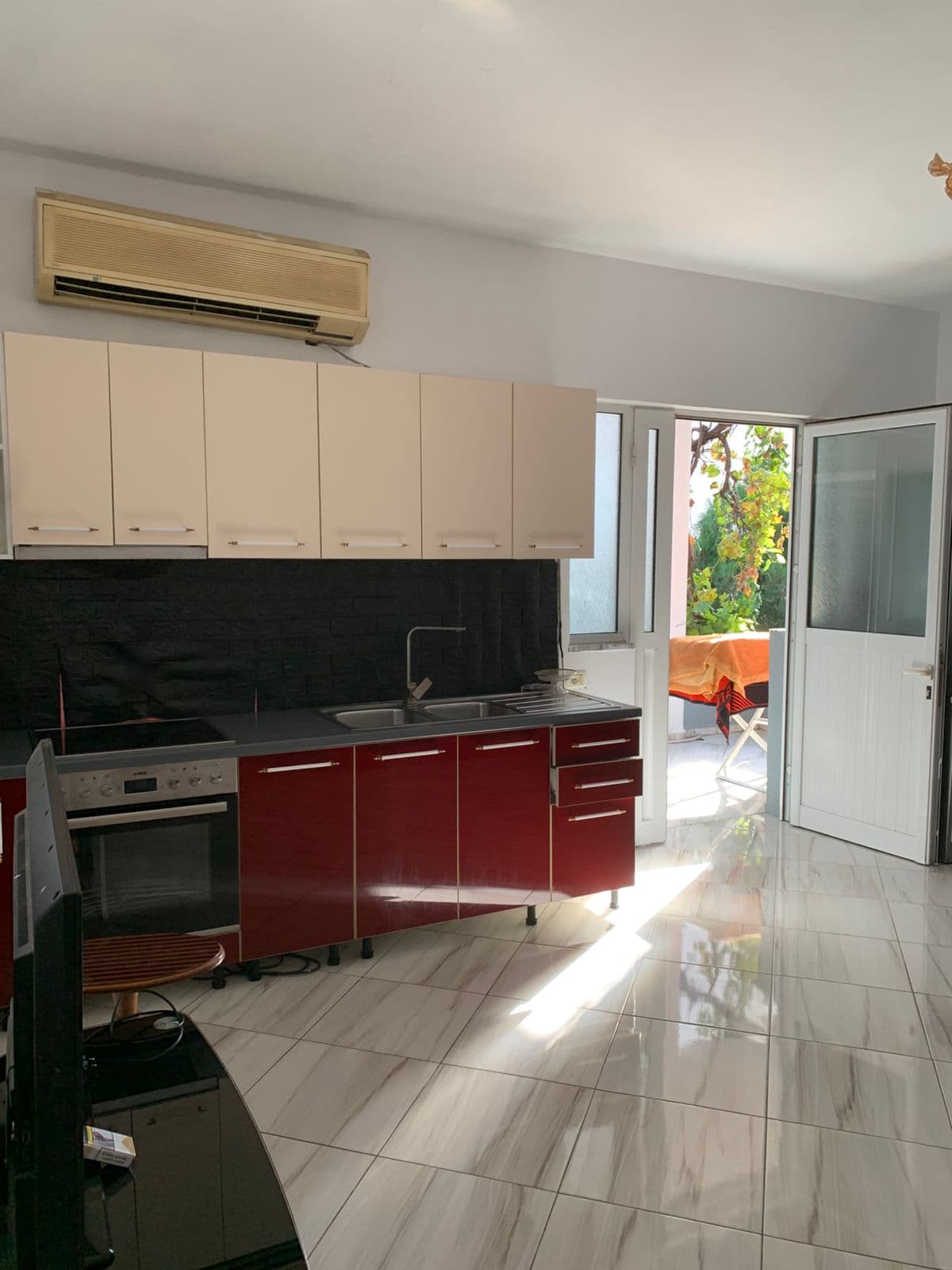 Jepet me qera apartament 1+1 ne 5 Maj 3