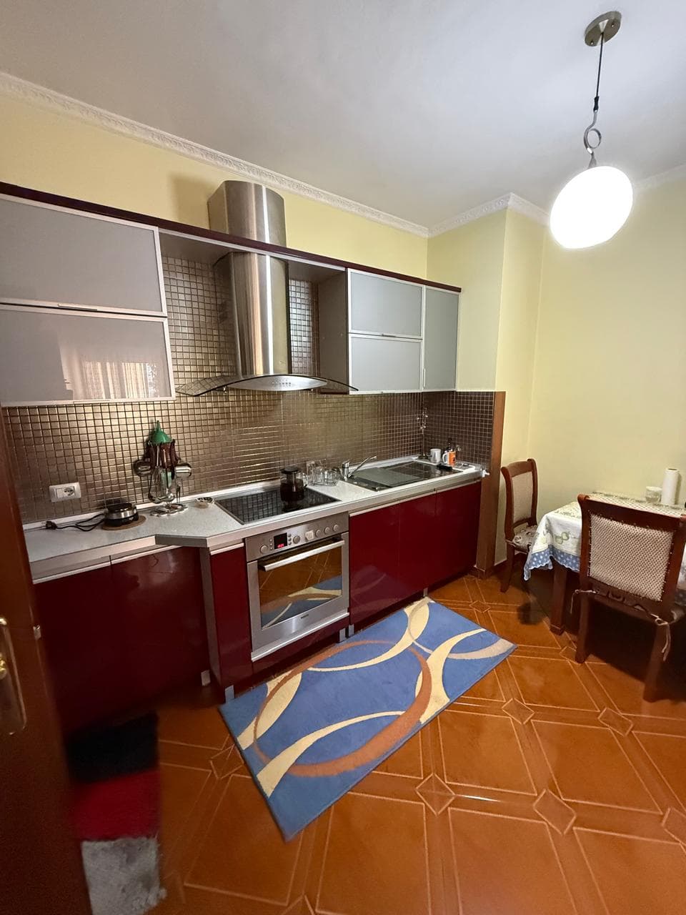 Shitet apartament 2+1 tek Komuna e Parisit 2