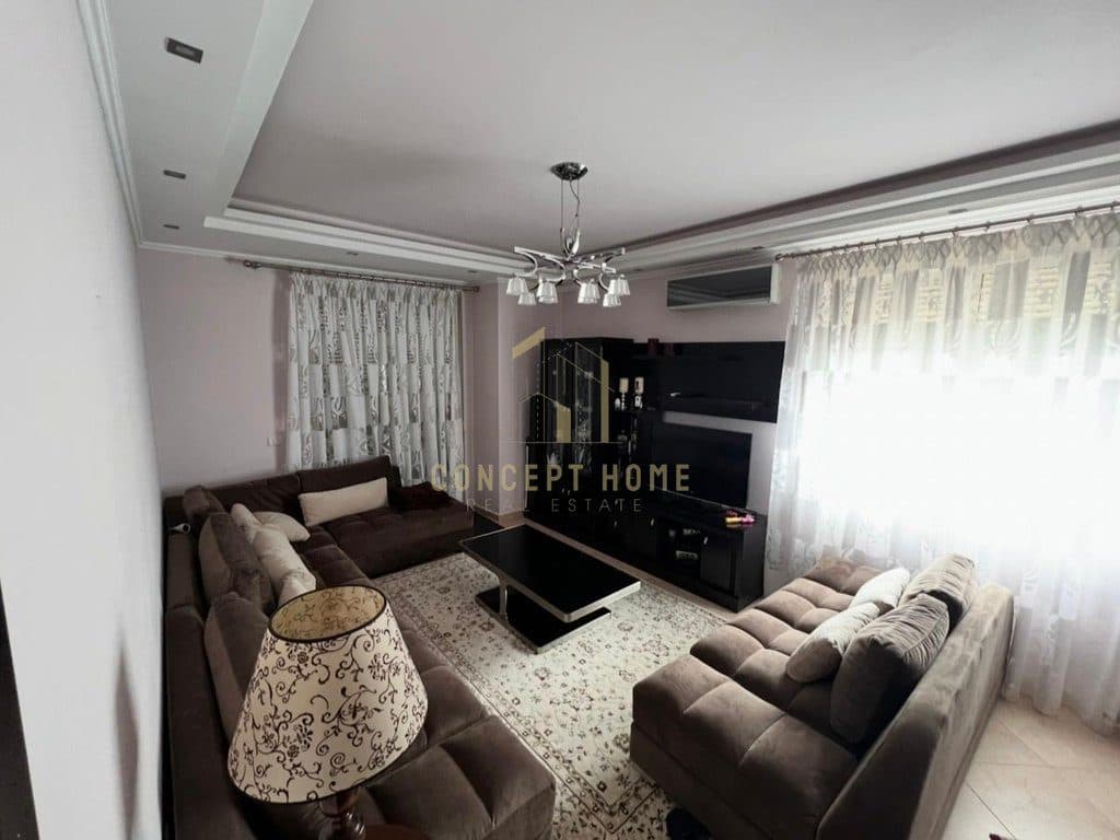 Jepet me qera apartament 3+1+garazhd ne Komune te Parisit
