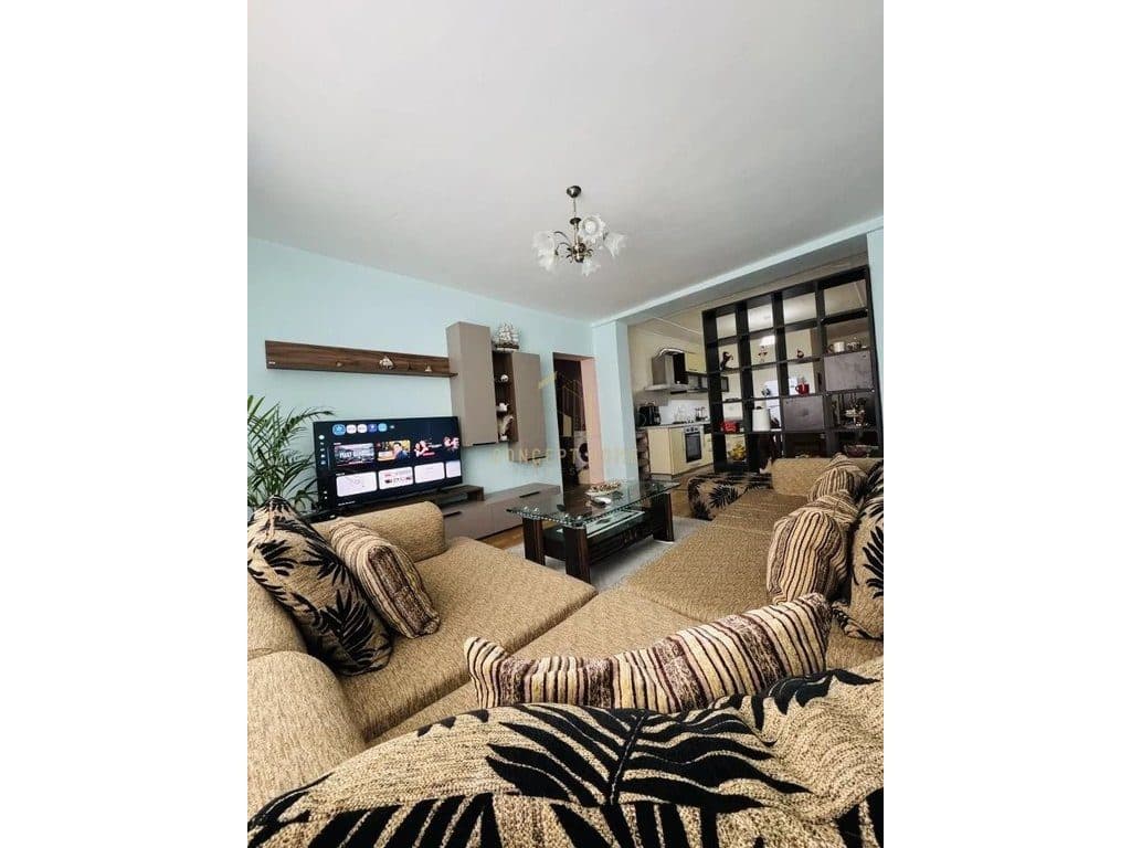 Apartament 1+1 te Komuna e Parisit.