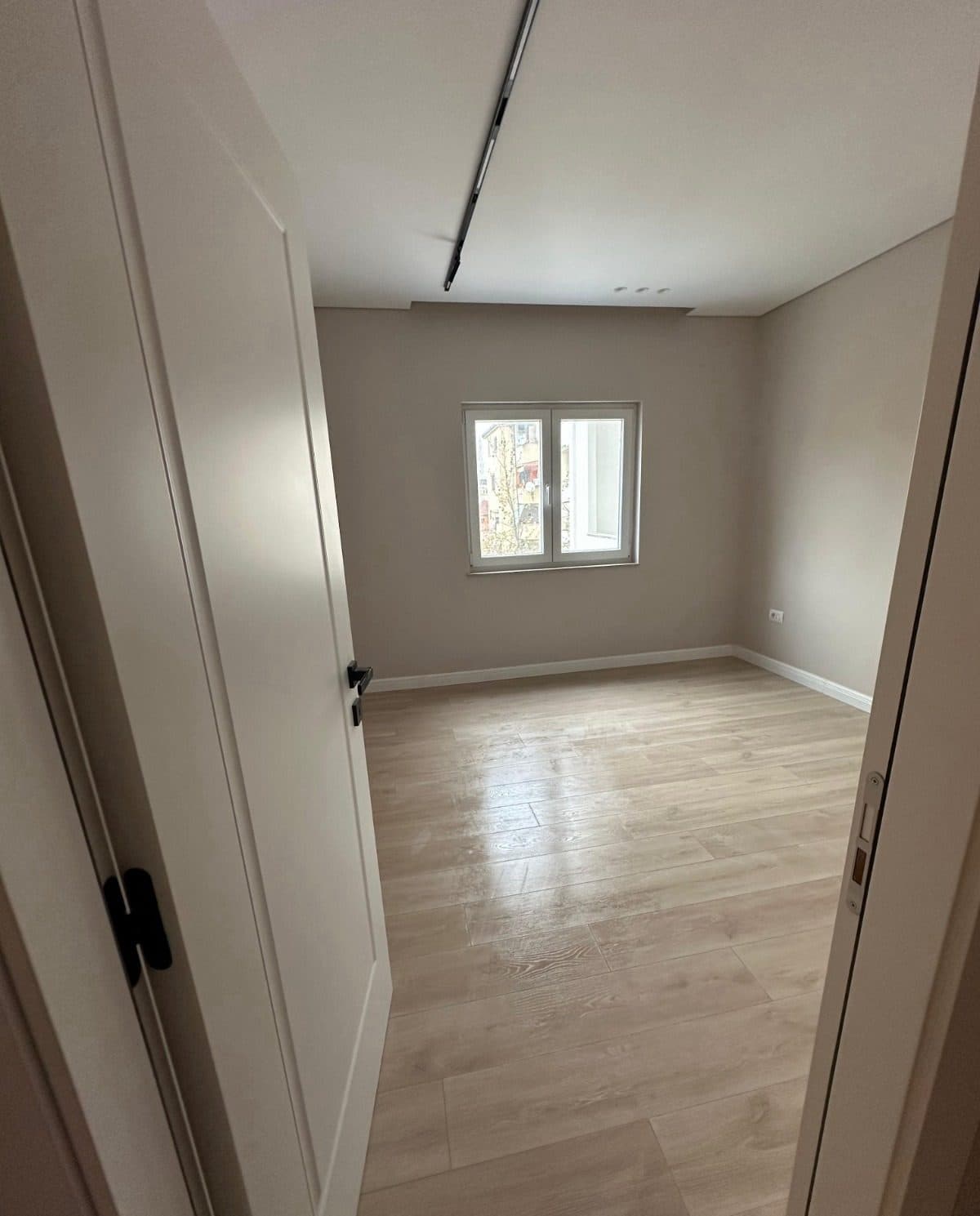 Jepet me qera apartament 3+1+2 Don Bosko.