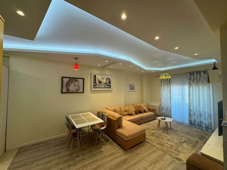 Shitet apartament 1+1 tek Komuna e Parisit